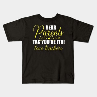 dear parents tag you're it love teacher Kids T-Shirt